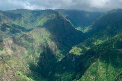 Helicopter crashes into ocean off Hawaii coast, leaving multiple dead and injured