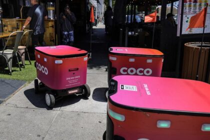 Delivery robots swarm Chicago sidewalk in viral video