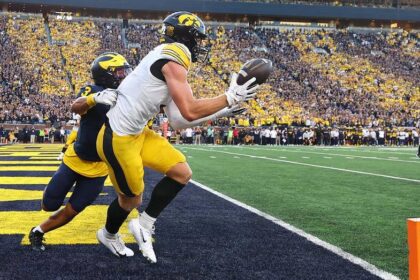 Hank Brown's last-second touchdown pass lifts Iowa to 20-19 win over Michigan in Big Ten