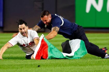 Yankee stadium security tackles field invader waving Palestinian flag during 9/11 anniversary game